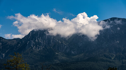 Fototapeta premium Berg von Wolken bedeckt