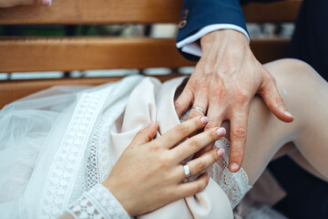 Obraz na płótnie Canvas bride and groom holding hand
