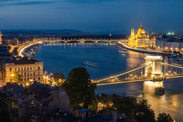 Fototapeta na wymiar Night view of the Danube river embankment in Budapest. Hungary