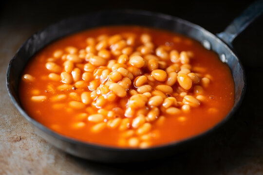 rustic english baked beans in tomato