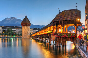 Chapel Bridge and Mount Pilatus in Luzern (Lucerne), Switzerland - obrazy, fototapety, plakaty