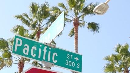 Fototapeta premium Pacific street road sign on crossroad, route 101 tourist destination, California, USA. Lettering on intersection signpost, symbol of summertime travel and vacations.Signboard in city near Los Angeles