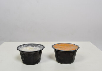 Reis mit Chicken Tikka Gulasch Imbiss fertigessen auf teller mittagessen mittag