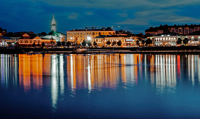 Obraz premium A view of Old Tatar district in Kazan at night. Reflection of lights in water.
