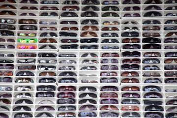 店頭に陳列されたサングラス