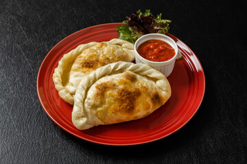 イタリアの具入りパン カルツォーネ　 Italian Bread (calzone)
