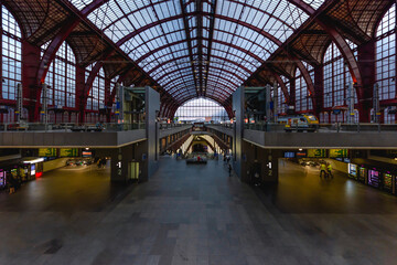 View inside the atrium of the Antwerp Central Train Station - obrazy, fototapety, plakaty