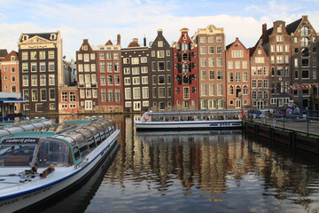 Fototapeta na wymiar Romantisches Amsterdam; Tanzende Häuser am Damrak