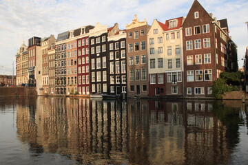 Fototapeta na wymiar Amsterdam; Häuserzeile am Damrak (Rückseite der Warmoesstraat)