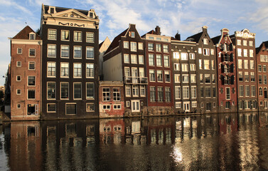 "Tanzende Häuser" in Amsterdam; Häuserzeile am Damrak (Rückseite der Warmoesstraat)