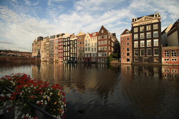 Romantisches Amsterdam; Häuserzeile am Damrak (Rückseite der Warmoesstraat)