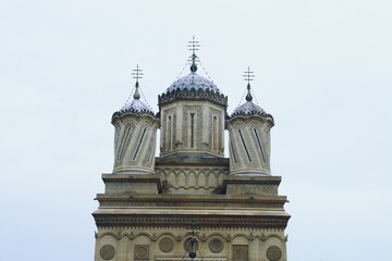 Obraz premium La catedral o monasterio de Curtea de Arges es un templo ortodoxo rumano del siglo XVI ubicado en Curtea de Arges, en la región de Valaquia, Rumanía.