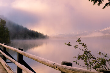 Morning Fog Pyramid Lake Jasper Nationalpark