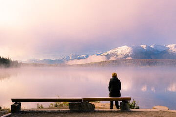 Fototapeta na wymiar Morning Fog Pyramid Lake Jasper Nationalpark
