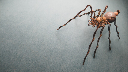 Aranha de metal de decoração em um fundo cinza