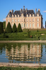 Château de Sceaux et son reflet dans l'eau d'un bassin du parc de Sceaux (France)