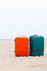 ビーチに置かれたスーツケース