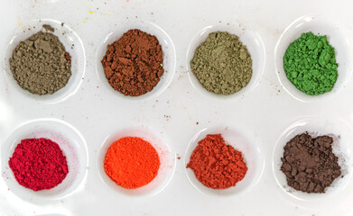 Bunte Farbpalette mit Trockenpigmenten