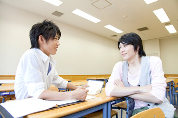 会話する男子大学生