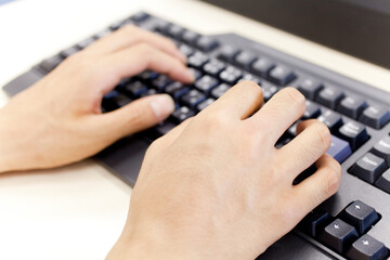 キーボードを打つ男性の手元