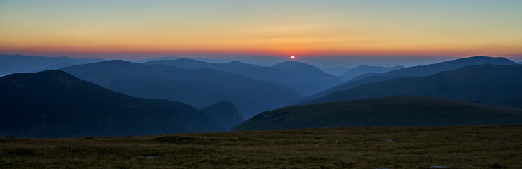 Fototapeta na wymiar Sunrise in the mountains