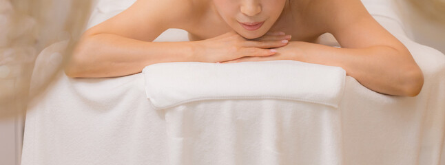 美容室でエステをしている綺麗な裸の若い女性の上半身