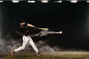 Zelfklevend Fotobehang Honkbalspeler met vleermuis die een schommel maakt in de grote arena. Ballplayer op donkere achtergrond in actie. © Mike Orlov