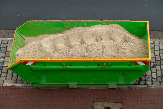 Sand in einer grünen Absetzmulde für Bauschutt, Vogelperspektive, Deutschland, Europa