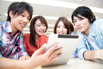 Fototapeta premium タブレットPCを見る大学生