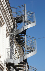 Treppenstufen, Außentreppe aus Stahl an einer alten Hausfassade, Blauer Himmel, Deutschland, Europa