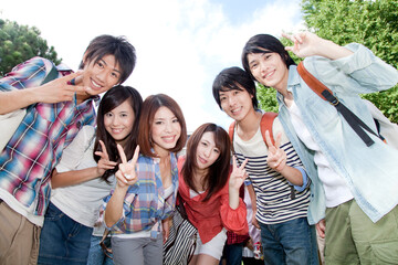 ピースする大学生