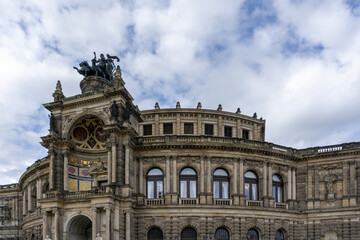 Fototapeta na wymiar the Semperoper building in Dresden with the Quadriga above the entrance