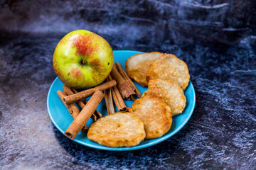 apple and cinnamon sticks