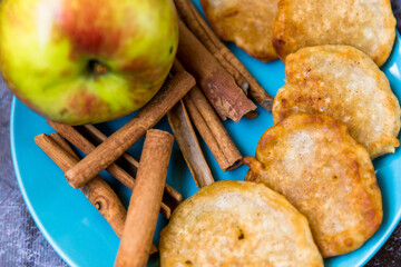 apple and cinnamon sticks