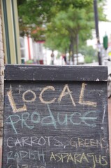 Obraz premium Local Produce Sign on Neighborhood Sidewalk 