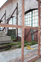 Fototapeta na wymiar Rostiges Fenster zu einer alten Fabrikhalle