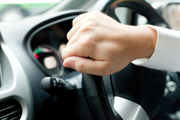 ハンドルを握る男性の手元