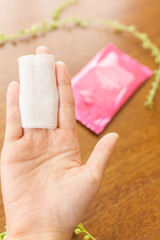 白いメイク落としシートと手と指