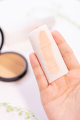 メイク落としシートでファンデーションの汚れを拭き取る