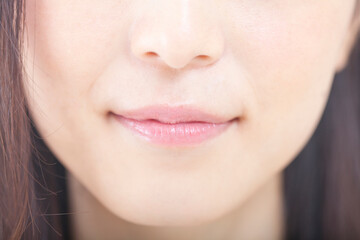 女性の口元