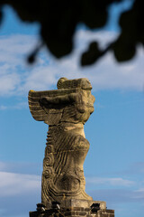 Monumento a Juan Sebastián Elcano y. estatua con forma de mascarón de proa de barco del escultor...
