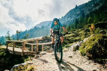 Crédence en verre imprimé Dolomites mountain biking in the mountains of the dolomites