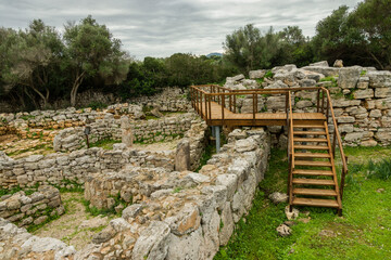 Fototapeta na wymiar Talaiot techado.Yacimiento arqueologico de Hospitalet Vell. 1000-900 antes de Jesucristo. Majorca, Balearic islands, Spain