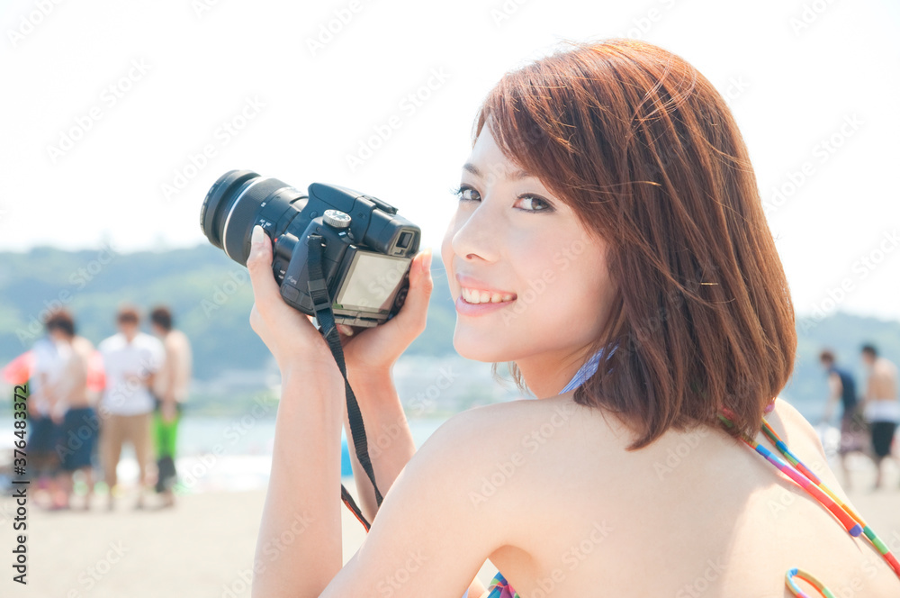 Poster 写真撮影する女性