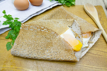 crêpe salé au fromage et oeufs