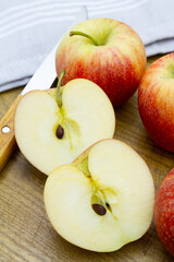 plusieurs pommes sur une planche à découper