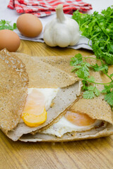 crêpe salé au fromage et oeufs