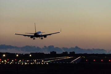 Fototapeta na wymiar avion aterrizando en el aeropuerto de Palma, mallorca, balearic islands, Spain