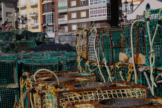 Redes y jaulas de pesca oxidadas