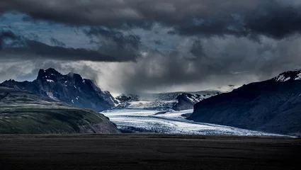 Gordijnen berglandschap met wolken en gletsjer © Matej
